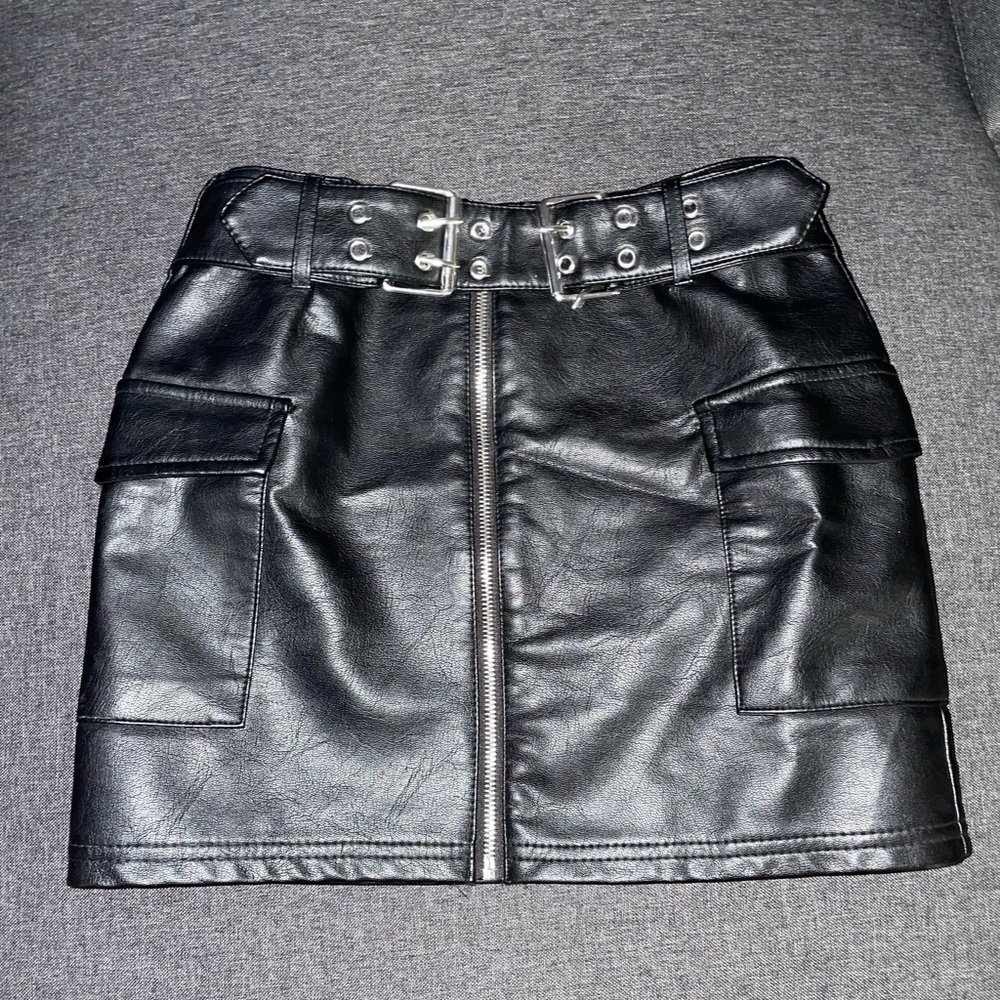 Cute mini leather skirt!
